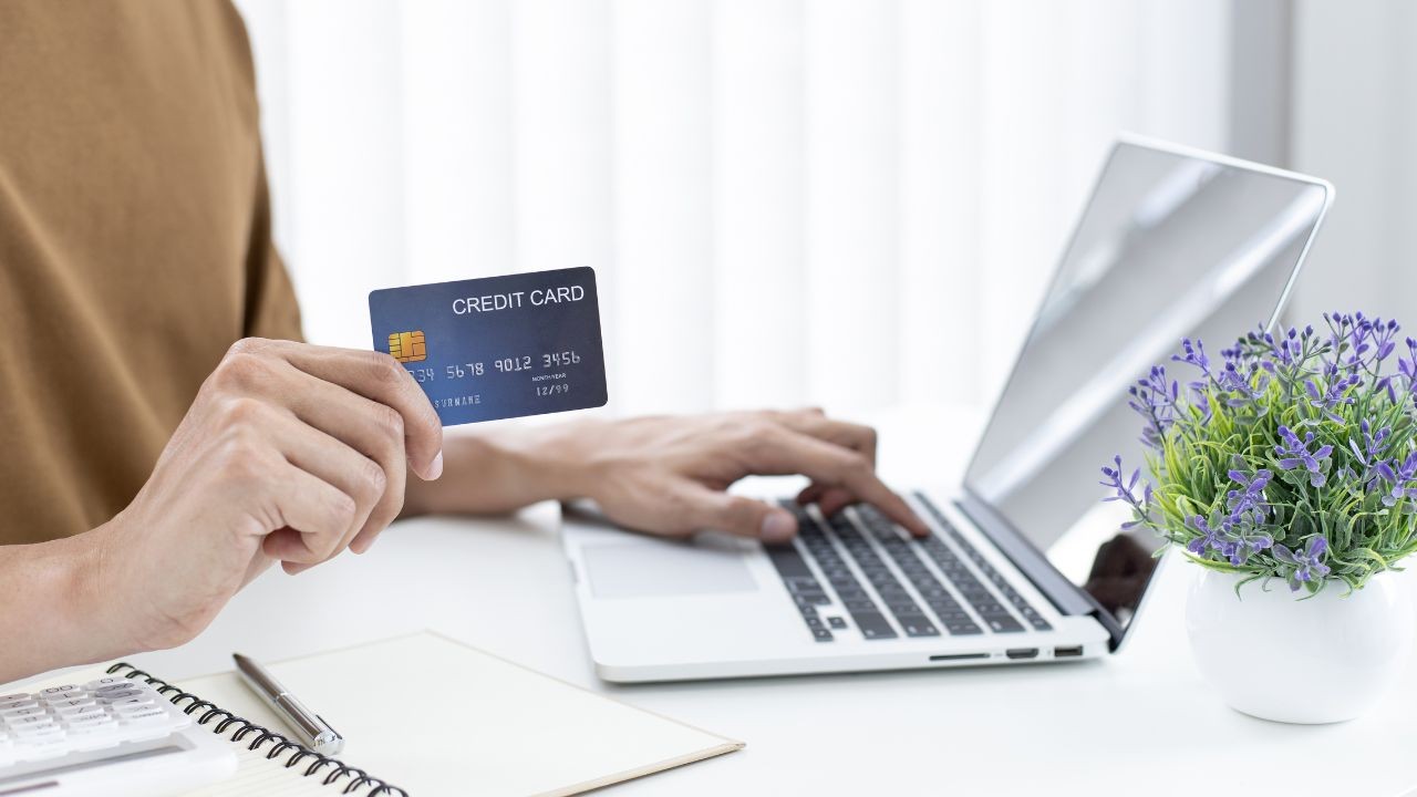 Kreditanfrage bequem online am Laptop stellen